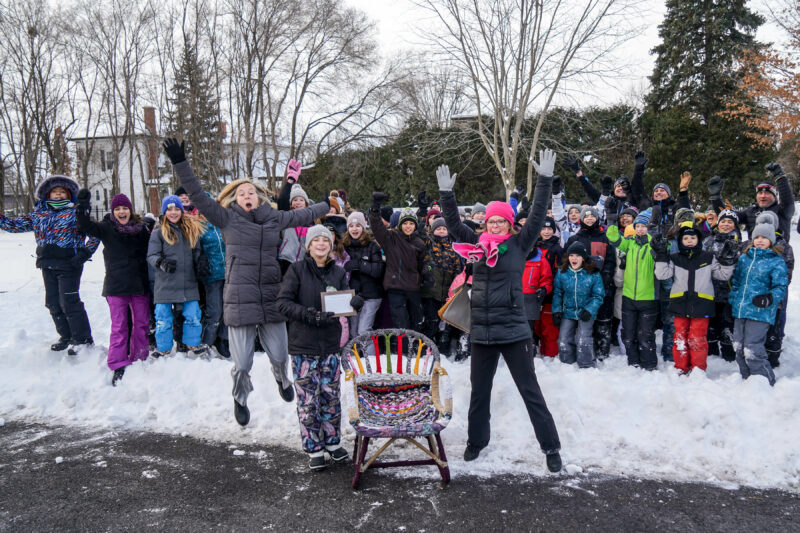 Les enfants ont offert leur Chaise aux élus le 25 janvier, à l’Hôtel de ville de Beloeil. Photo François Larivière