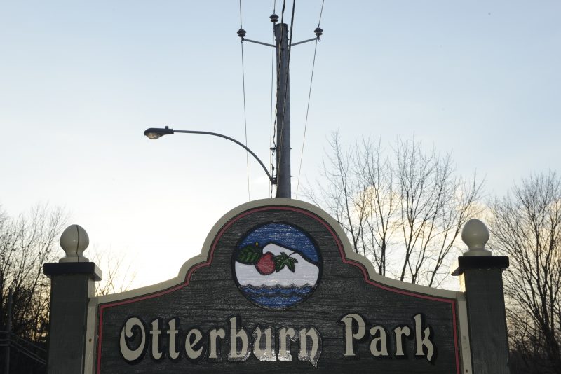 Otterburn Park garde son statut de ville bilingue pour le moment. 