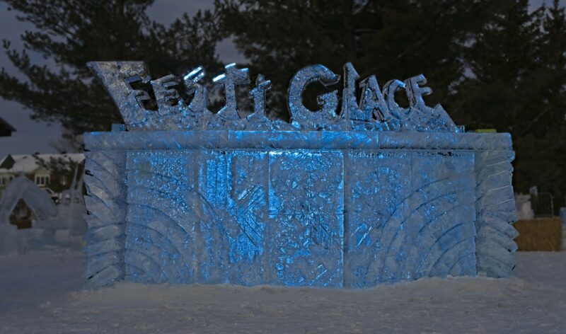 Cette année encore, un muret de glace à l’effigie du Festiglace a été sculpté par des sculpteurs professionnels. Le muret s’est par la suite transformé en œuvre collective à laquelle les familles étaient invitées à participer. Photo Claude Dubé