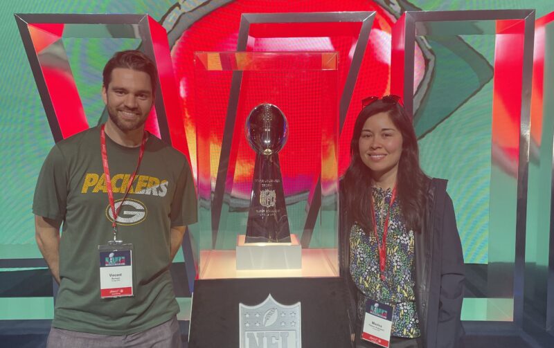 Vincent Bernard et sa conjointe Monica Paloma devant le trophée Vince-Lombardi, le Saint Graal de la NFL.