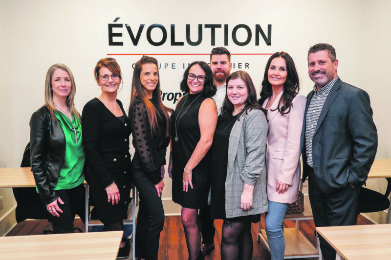 Les courtiers Annie Léveillé, Francine Quesnel, Marie-Anick Borduas, Nicole Turcot, Philippe Deaudelin, Audrey Perron, Fanny De Lafontaine et André Joseph lors du lancement de l’équipe Évolution. Les bureaux sont situés au 72, rue Saint-Jean-Baptiste, à Belœil. Photo François Larivière | L’Œil Régional ©