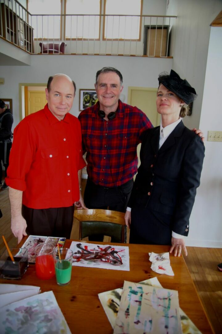 C'est l'Hilairemontais Patrick Caux, à gauche, qui incarne Paul-Émile Borduas dans le court-métrage La passion de Paul-Émile Borduas. Sur la photo, il est accompagné du réalisateur, Michael Cutler, et d'Eve Gadouas, qui incarne Gabrielle Borduas. Photo Robert Gosselin | L'Œil Régional ©