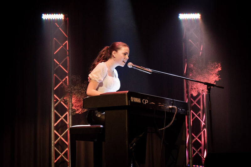 Myriam Ouellet accède à la finale régionale grâce à son interprétation de la chanson « Le cœur est un oiseau ». Photo Gilbert Olivier