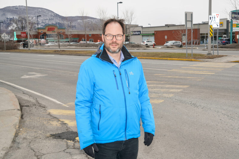 Le maire de McMasterville, Martin Dulac, devant le passage piétonnier jugé dangereux. Photo François Larivière | L’Œil Régional ©