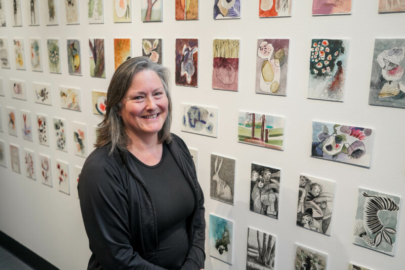 La McMastervilloise Marie-Claude Lemire a créé une impressionnante mosaïque d’une centaine de ses croquis réalisés au quotidien depuis ces dernières années. Photo François Larivière | L’Œil Régional ©