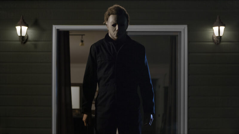 Le court-métrage Halloween Stalks, lancé en janvier, est un hommage assumé au film Halloween original, recréant cette atmosphère malsaine qui a fait découvrir le sinistre Michael Myers (ou The Shape) il y a maintenant 45 ans. C’est Benoit Sansoucy, un ami de longue date de Dominick Cousineau-Benoit, qui incarne le tueur. Photo gracieuseté