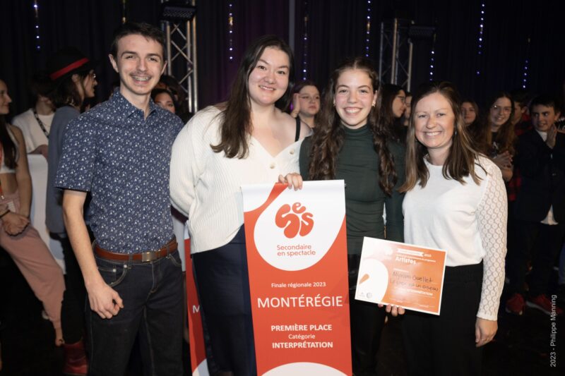 Myriam Ouellet (deuxième à partir de la droite) de l'EEI a remporté le 1er prix dans la catégorie Interprétation pendant la finale régionale du 25 mars dernier.
Photo Philippe Manning
