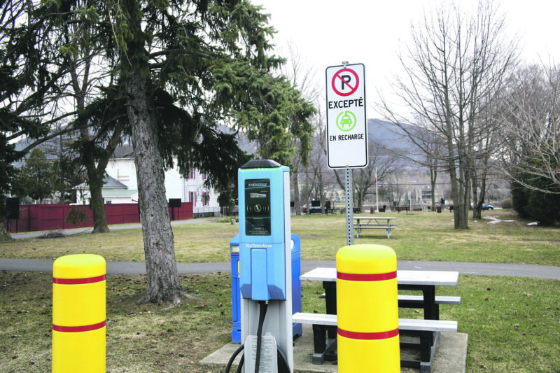 La borne de recharge située à l’hotel de Ville de Belœil. Photo Robert Gosselin | L’Œil Régional ©