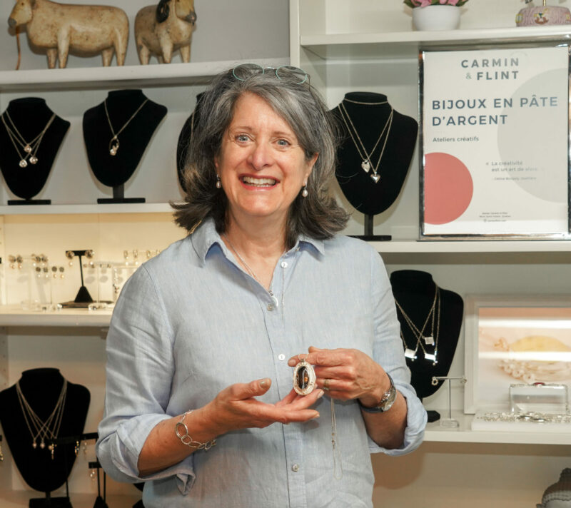 L’Hilairemontaise Céline Boisjoli crée des bijoux fait main dans son atelier de Mont-Saint-Hilaire, dont la plupart en argent. Photo François Larivière | L’Œil Régional ©