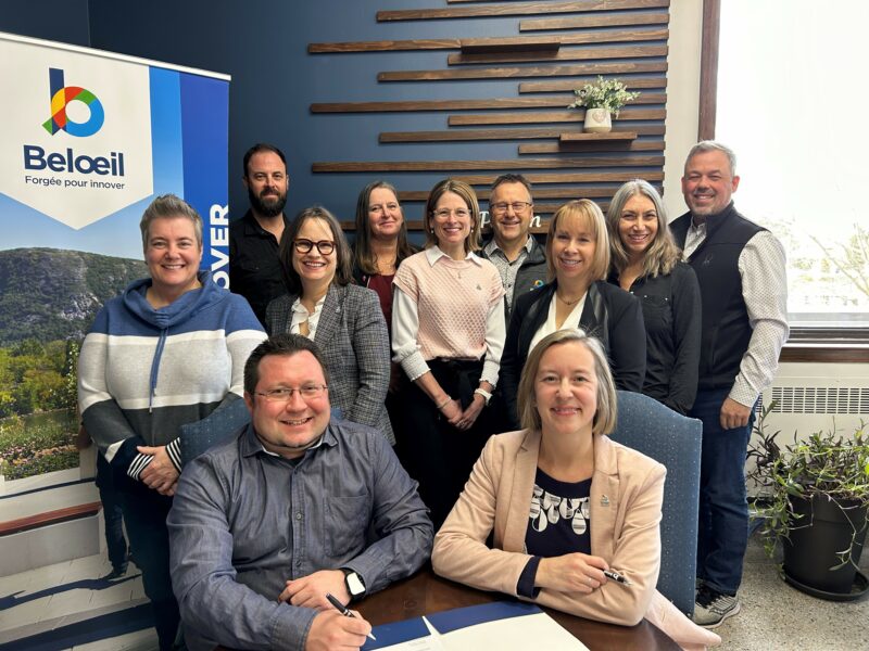 Sébastien Corbeil, président du syndicat, et Nadine Viau, mairesse de Belœil, entourés des membres du comité de négociation : Caroline Labelle, Mario Fontaine, Ève Martin, Caroline Samuel, Cathy Goyette, Daniel Marineau, Annie Benoit, la directrice générale Martine Vallières et Dany Dolan. Photo gracieuseté