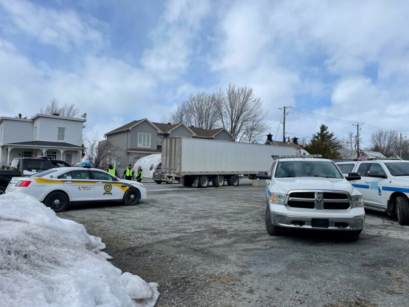 Les policiers ont contrôlé 11 véhicules lourds sur la route 133, à Saint-Denis-sur-Richelieu. Photo gracieuseté