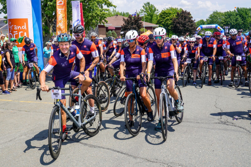 Le maître d’œuvre du Défi, Pierre Lavoie, en compagnie de nombreux cyclistes.
Photo François Larivière