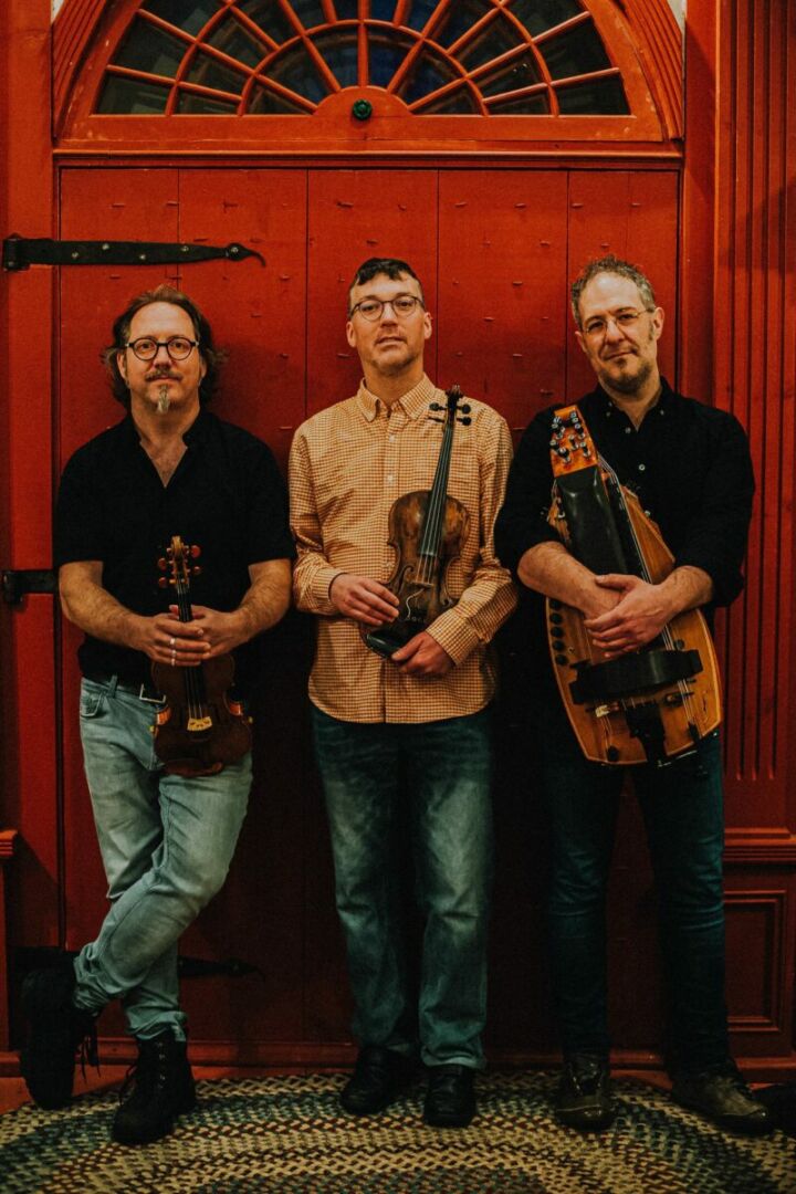 Plus tôt cette année, Olivier Demers, Robert Deveaux et l’Antonien Nicolas Boulerice ont enregistré l’album « Art populaire », dédié à la musique traditionnelle acadienne. L’album sera lancé dans le cadre de Chants de Vielles le 1er juillet. Photo Noémie Martineau