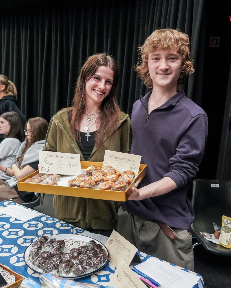 Clémence Lafleur et Karl-Alexandre Charest ont cuisiné quelques recettes de produits exempts d'allergènes et en ont profité pour sensibiliser aux défis de s'alimenter malgré ces restrictions.
Photo François Larivière | L'Œil Régional ©