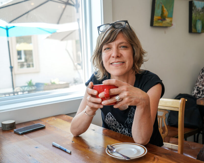 Originaire de Mont-Saint-Hilaire, Karine Glorieux a inclus sans les nommer explicitement certains lieux bien connus de la région dans son dernier roman qui traite du burnout. Photo François Larivière | L’Œil Régional ©