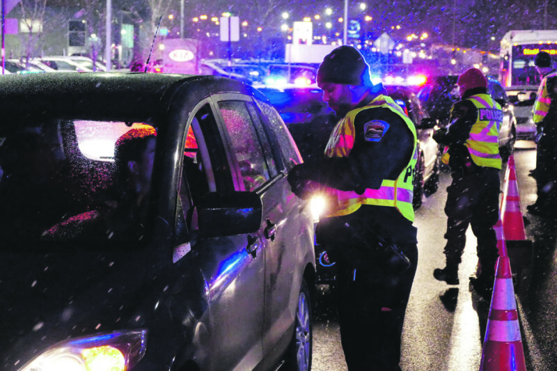 Des agents de la RIPRSL effectuant des barrages routiers. Photo gracieuseté