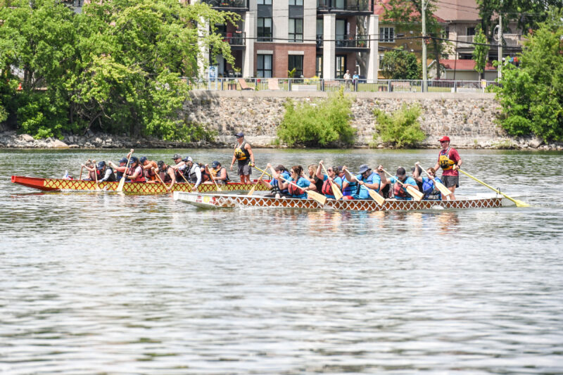 L’embarcation de Saint-Jean-Baptiste (à gauche), avec la mairesse Marilyn Nadeau à bord, a remporté la Course des élus. Photo François Larivière | L’Œil Régional ©