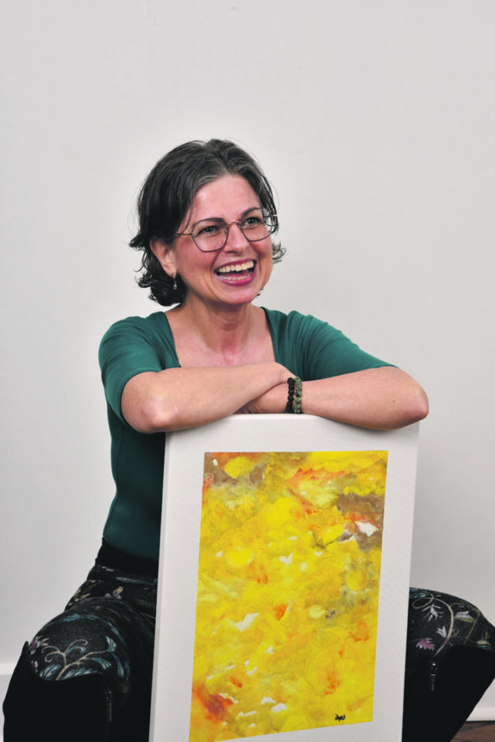 Martine Bouchard avec une de ses œuvres. Photo François Larivière | L’Œil Régional ©