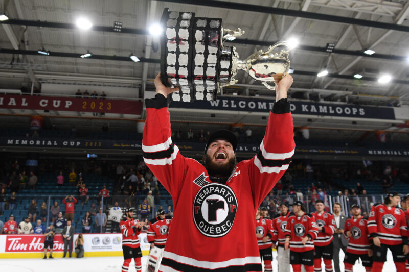 Mikaël Huchette tenant la prestigieuse Coupe Memorial. Photo Candice Ward / CHL