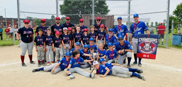 En 9U A, les Blue Sox de Saint-Bruno (avant) ont remporté la victoire contre les Braves de Belœil (arrière). Photo gracieuseté�