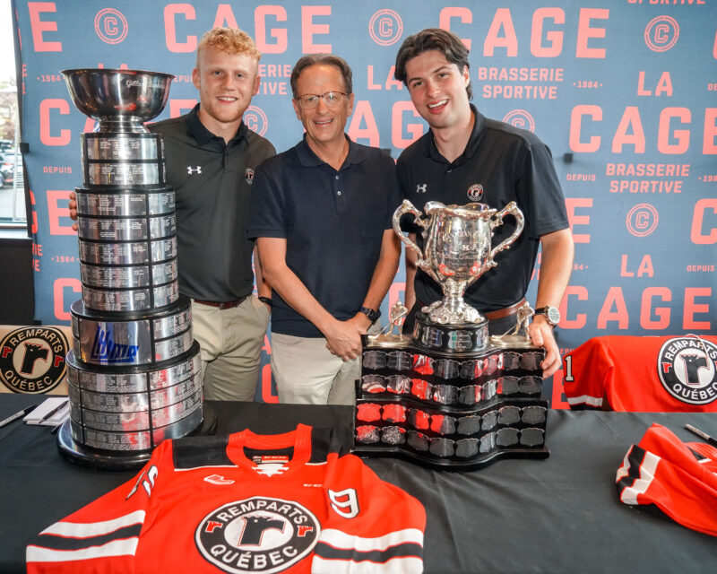 Nathan Gaucher, Jean Bédard et Mikaël Huchette en compagnie de la Coupe Gilles-Courteau et de la Coupe Memorial.
Photos François Larivière | L’Œil Régional ©