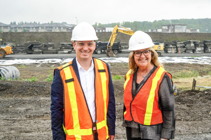 L’annonce a été faite par les députés de Verchères Suzanne Roy et de Borduas Simon Jolin-Barrette, le jeudi 29 juin, au nom de la ministre des Transports, Geneviève Guilbault, sur le site des travaux de l’autoroute 20, à la hauteur de Saint-Mathieu-de-Belœil.
Photo François Larivière | L’Œil Régional ©