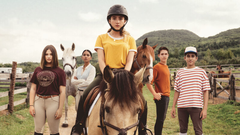 L’actrice hilairemontaise Rosalie Pépin (au centre) reprend le rôle principal de Charlie dans la deuxième saison de la série jeunesse Les Cavaliers, dont le tournage a débuté récemment. Plusieurs membres de la distribution reviennent à ses côtés, dont Sandrine Carneiro, Isabella Villalba, Léokim Beaumier-Lépine et Yasser Essoulimani, apparaissant aussi sur l’image tirée de la première saison. Photo Unis TV�