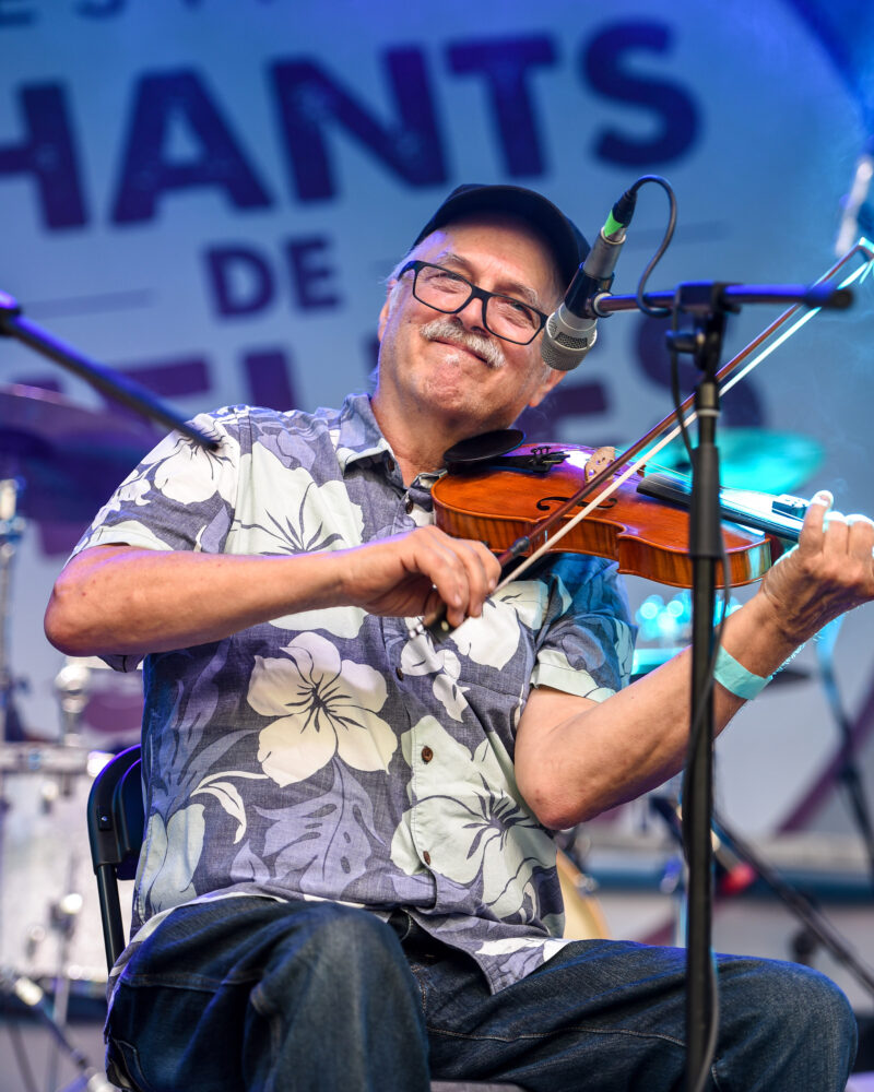 Claude Méthé, « chevreuil » de l'édition 2023 de Chants de Vielles, a eu le plaisir de monter sur scène à plusieurs reprises cette fin de semaine, dont avec son groupe Zigue et le projet familial Mon père a fait bâtir maison, le 30 juin. Photo François Larivière | L'Œil Régional ©