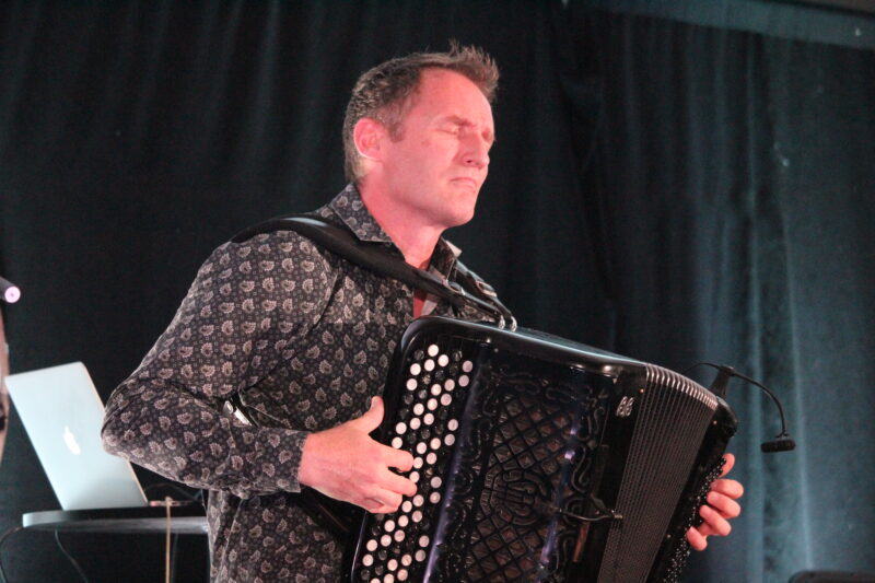 Seul membre du quatuor breton Skolvan à avoir pu prendre l'avion pour venir au Québec, l'accordéoniste Régis Huiban est parvenu à offrir un spectacle contenant des morceaux du groupe et de son propre répertoire, le tout en solo. La gavotte était particulièrement à l'honneur pendant sa performance. Photo Olivier Dénommée | L'Œil Régional ©