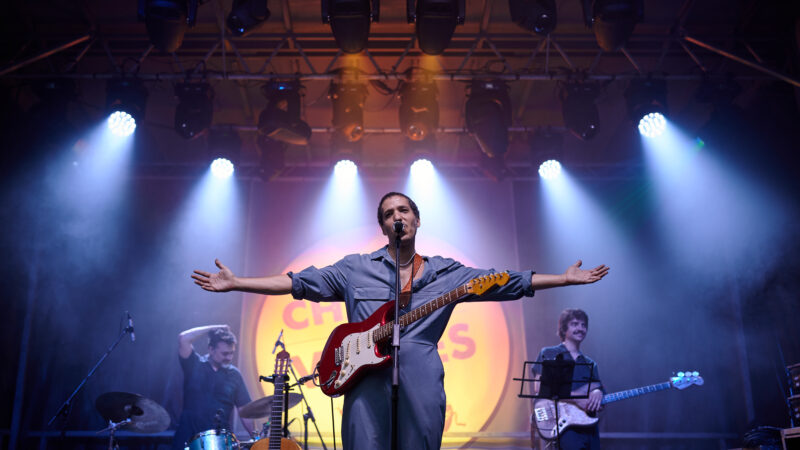 Le Montréalais d'origine brésilienne Diogo Ramos a eu le dernier mot du concert de clôture, transportant le public sur une plage de Rio. Photo Guillaume Morin