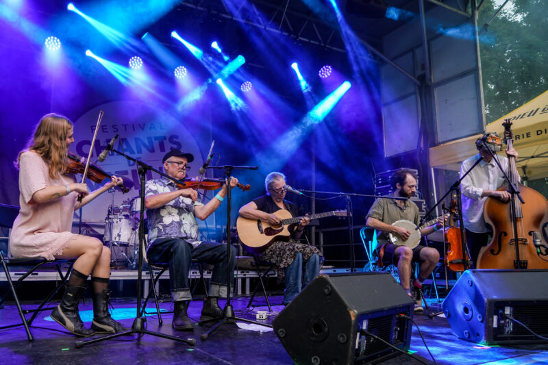 Le concert du groupe Zigue (Claude Méthé, Dana Whittle et Aimé Méthé, tous trois au centre) a laissé place le temps de quelques chansons au projet élargi Mon père a fait bâtir maison, incluant aussi Béatrix Méthé et Quinn Bachand. En entrevue, Claude Méthé n'a pas caché sa fierté de pouvoir jouer sur scène avec ses enfants. Photo François Larivière | L'Œil Régional ©