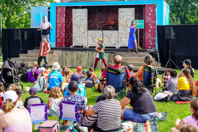 La pluie a forcé l’équipe à présenter la première de la pièce La Ballade de Robin des Bois dans le Centre culturel de Belœil plutôt que dans le parc des Patriotes, mais une deuxième représentation le 30 juin a bel et bien pu avoir lieu sur le terrain extérieur de l’école Polybel, grâce à la scène mobile de La Machine.
Photo François Larivière | L’Œil Régional ©