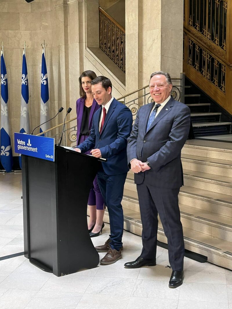 Simon Jolin-Barrette en compagnie de la vice-première ministre Geneviève Guilbault et du premier ministre François Legault.
 