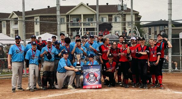 En 15U B, les Phénix gris de Grand Rosemont ont triomphé contre les Reds de Saint-Jean, avec Thomas Desgens des Phénix gris et Félix Maheux des Reds nommés joueurs du match.Photo gracieuseté��