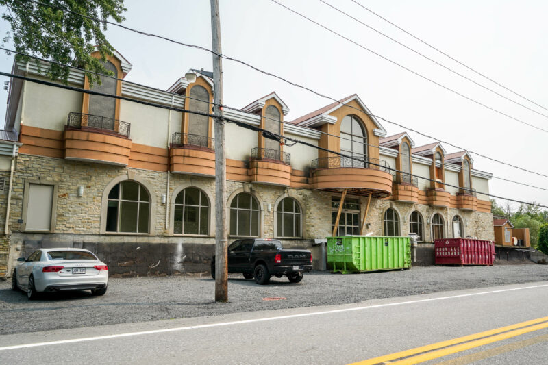 Après des années d’inactivité, ça bouge aux Trois Tilleuls de Saint-Marc-sur-Richelieu. Les travaux en cours vont permettre de changer la vocation du lieu en « appartement-hôtel », de la location à long terme.
Photo François Larivière | L'Œil Régional ©
