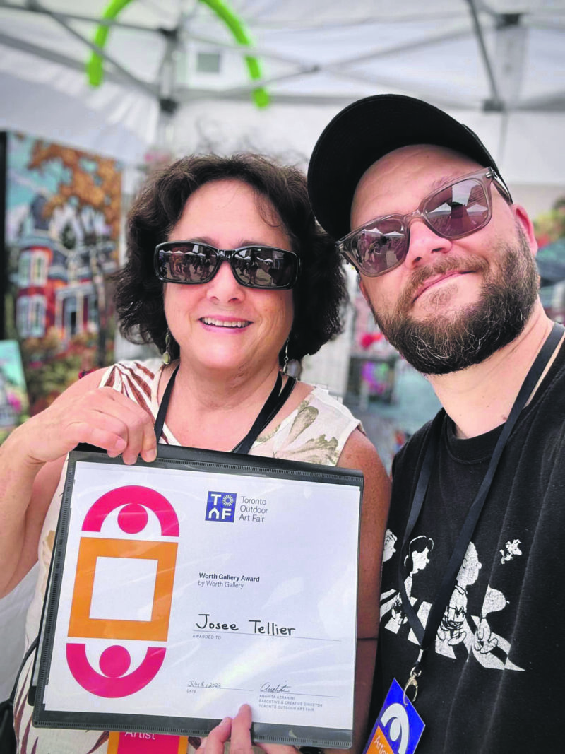 Josée Tellier, posant avec son prix, et Pascal Normand. Photo Pascal Normand