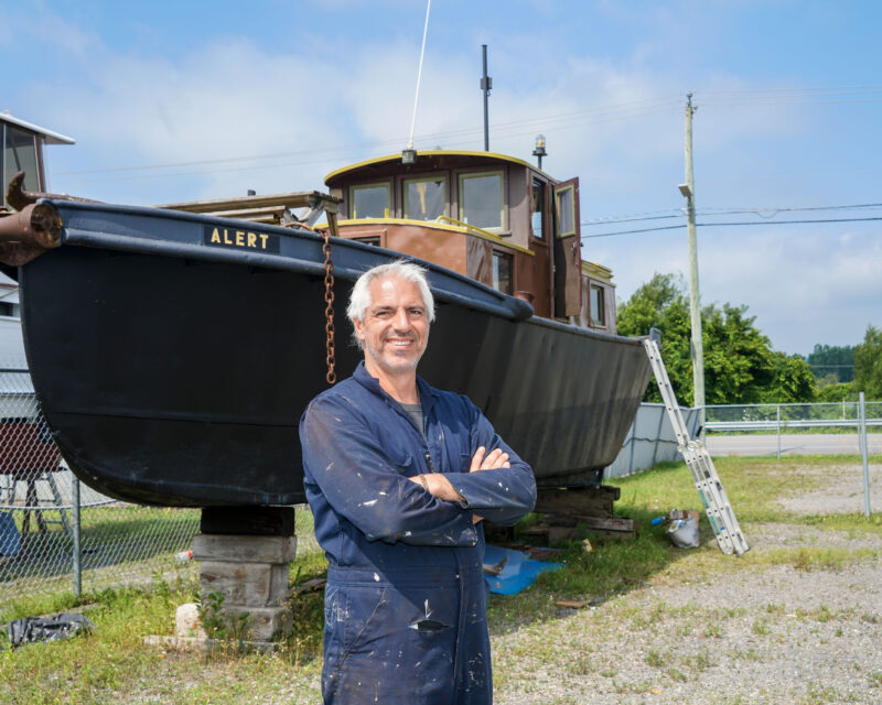 Ghislain Buisson posant fièrement devant son bateau à la marina de Saint-Mathias-sur-Richelieu. Photo François Larivière | L’Œil Régional ©