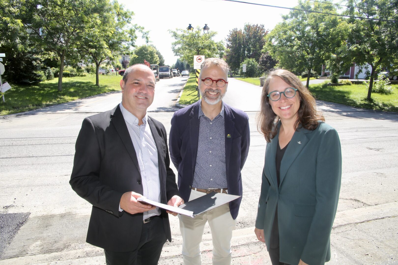 Jean-Sébastien Bouvier, directeur du Service de l’ingénierie de Mont-Saint-Hilaire, le maire de Mont-Saint-Hilaire, Marc-André Guertin, et la mairesse d’Otterburn Park, Mélanie Villeneuve. Photo Robert Gosselin | L’Œil Régional ©