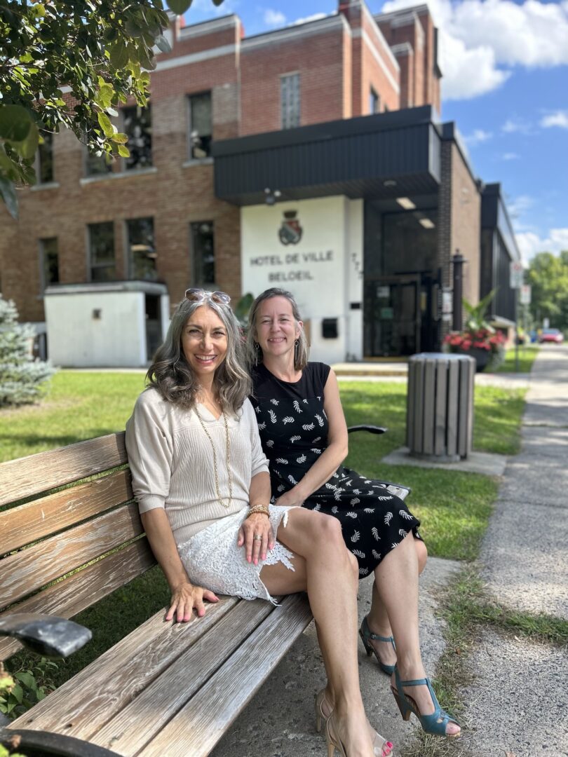 La directrice générale de Belœil, Martine Vallières, à gauche, pose en compagnie de la mairesse de Belœil, Nadine Viau, devant l’hôtel de ville qu’elle va officiellement quitter le 1er juillet 2024 après 24 années au service de la Ville. Photo gracieuseté