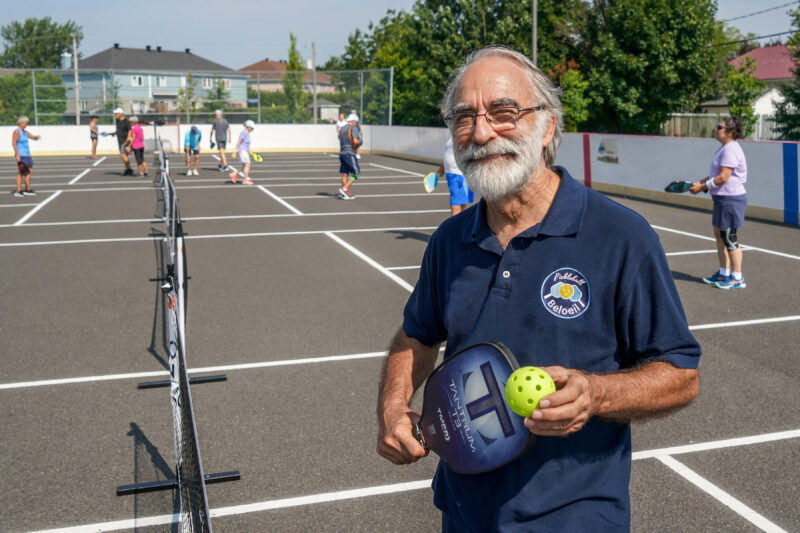 Des dizaines de membres du Club de pickleball de Belœil se retrouvent quotidiennement au parc Dollard-Saint-Laurent pour y pratiquer leur sport. Le président Marcel Lapointe, à l’avant-plan, espère obtenir l’oreille de la Ville pour que les terrains aménagés dans une patinoire soient installés de façon permanente dès l’an prochain. Photo François Larivière | L’Œil Régional ©