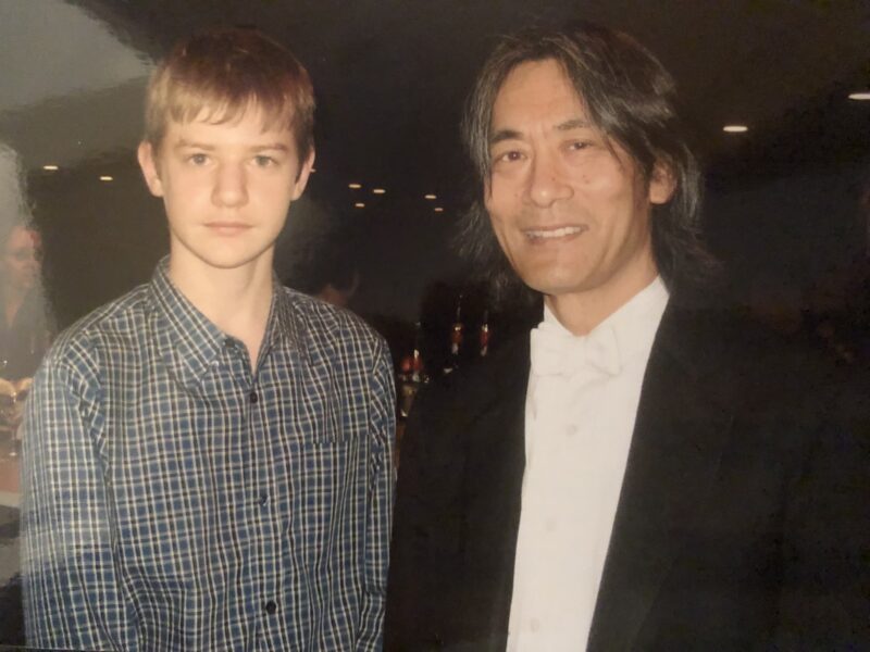 Étienne Lemieux-Després a rencontré Kent Nagano bien avant d’avoir entamé sa propre carrière de chef d’orchestre qui l’a amené à être son assistant à quelques reprises ces dernières années. « La photo a été prise quand j’étais encore un peu plus petit que lui. À 6 pieds 3, disons que ça fait longtemps que je l’ai dépassé! », raconte-t-il. Photo gracieuseté