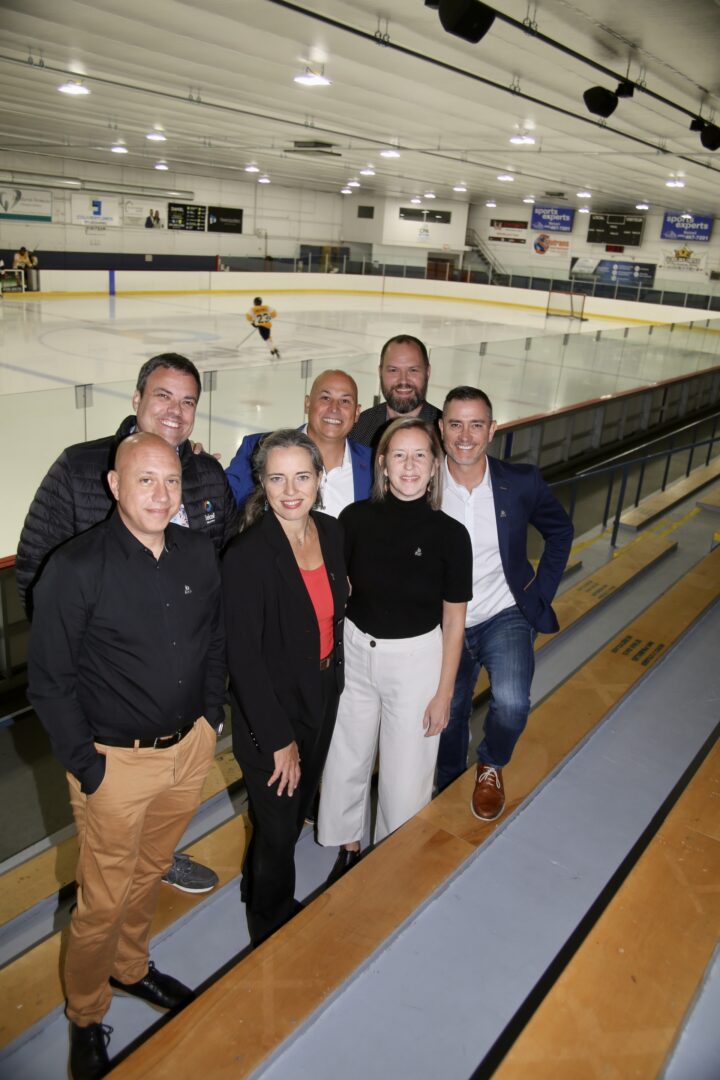 Les élus de Belœil sont fiers de présenter la phase 1 d’un ambitieux projet d’infrastructures récréatives, qui doit notamment améliorer l’offre pour les joueurs de hockey de Belœil et la région. Sur la photo, on reconnaît, à l’avant : les conseillers Karim-André Laz et Julie Lavoie, la mairesse Nadine Viau et le conseiller Stéphane Lepage. À l’arrière : les conseillers Martin Robert, Vincent Chabot et Martin Dubreuil. Photo Robert Gosselin | L’Œil Régional ©