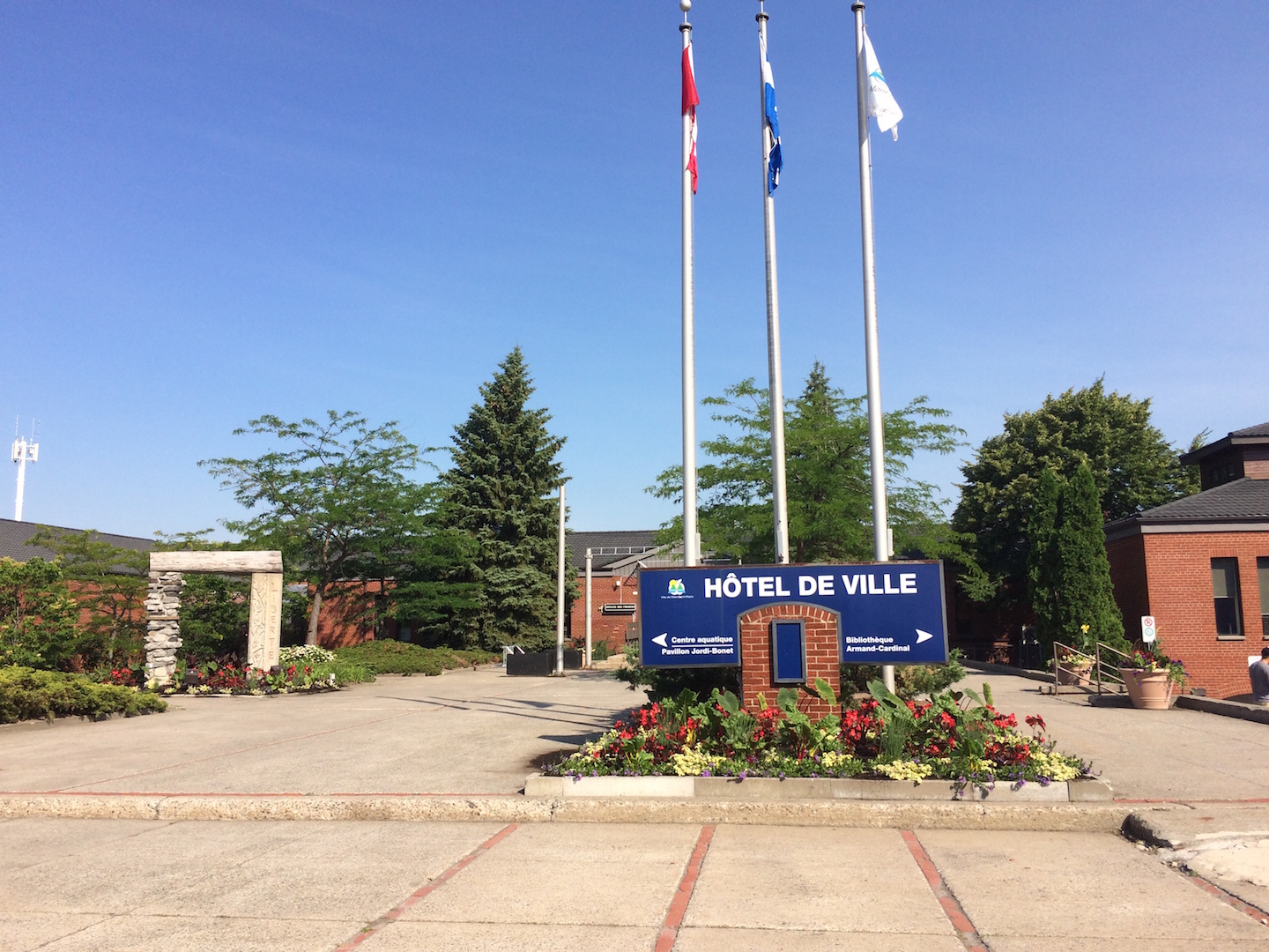 Hotel de ville de Mont-Saint-Hilaire. Photothèque L'Œil Régional