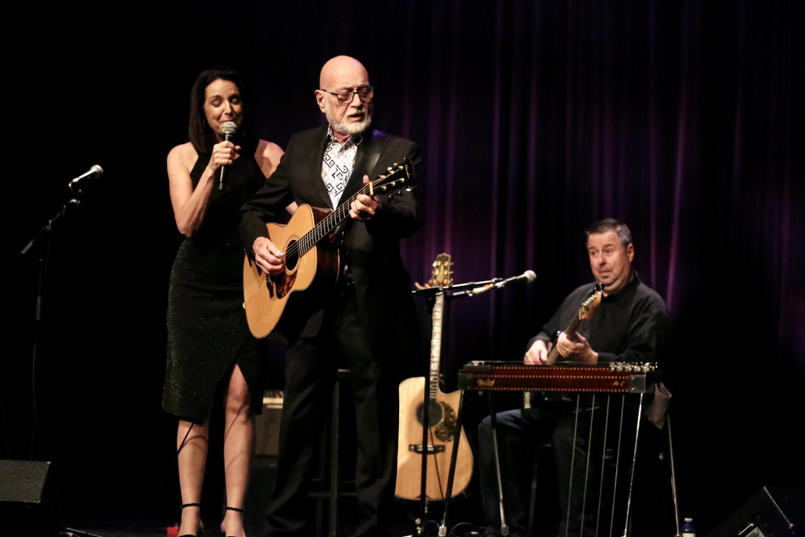 Le couple Nathalie Lord et Patrick Norman a bien diverti le public du Centre culturel de Belœil à l’occasion d’un spectacle. Ils étaient accompagnés du musicien hilairemontais Jean Guy Grenier. Photo Robert Gosselin | L’Œil Régional ©