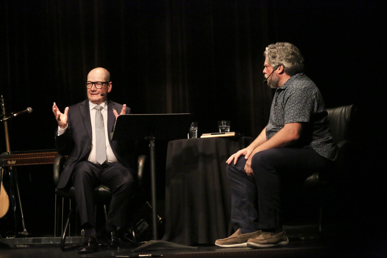 Normand L’Ecuyer et le comédien Sylvain Massé ont discuté de l’histoire de l’organisation et du Centre culturel de Belœil. Photo Robert Gosselin | L’Œil Régional ©