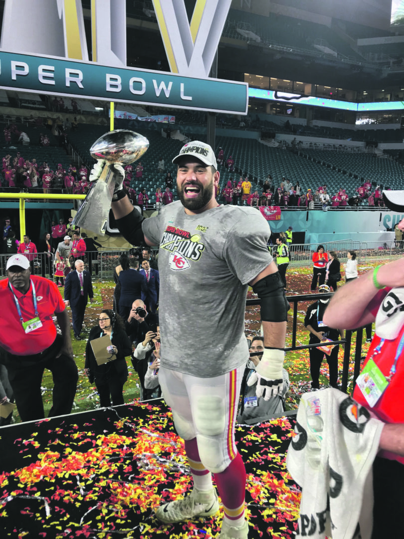 Laurent Duvernay-Tardif tient le trophée Vince-Lombardi, remis aux vainqueurs du Super Bowl, le 2 février 2020. Photo gracieuseté