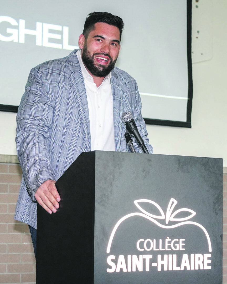 Laurent Duvernay-Tardif lors du dévoilement du gymnase Duvernay-Tardif, en l’honneur de sa famille, au Collège Saint-Hilaire. Photothèque | L’Œil Régional ©