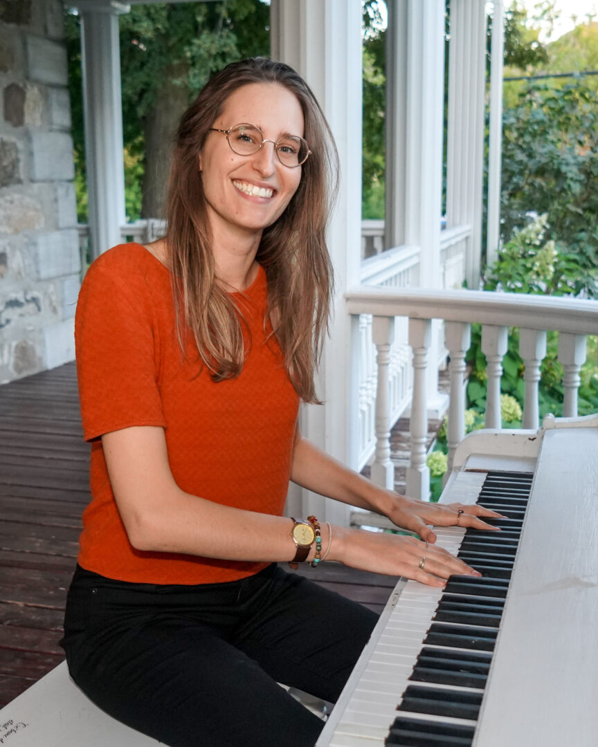 La pianiste et violoniste Gabrielle Beaulieu-Brossard est à la tête des Soirées vocales pour une troisième année et ne manque pas de projets pour ce jeune chœur tout sauf conventionnel. Photo François Larivière | L’Œil Régional ©