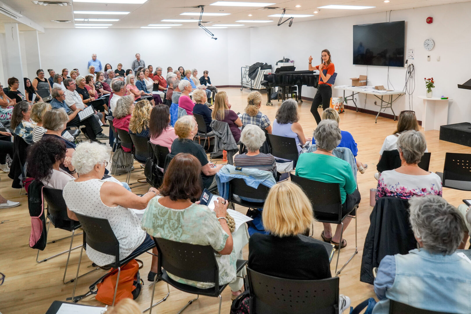 La première répétition de la troisième saison des Soirées vocales, tenue le lundi 11 septembre, a attiré environ 80 personnes, dont plusieurs nouveaux visages. Photo François Larivière | L’Œil Régional ©