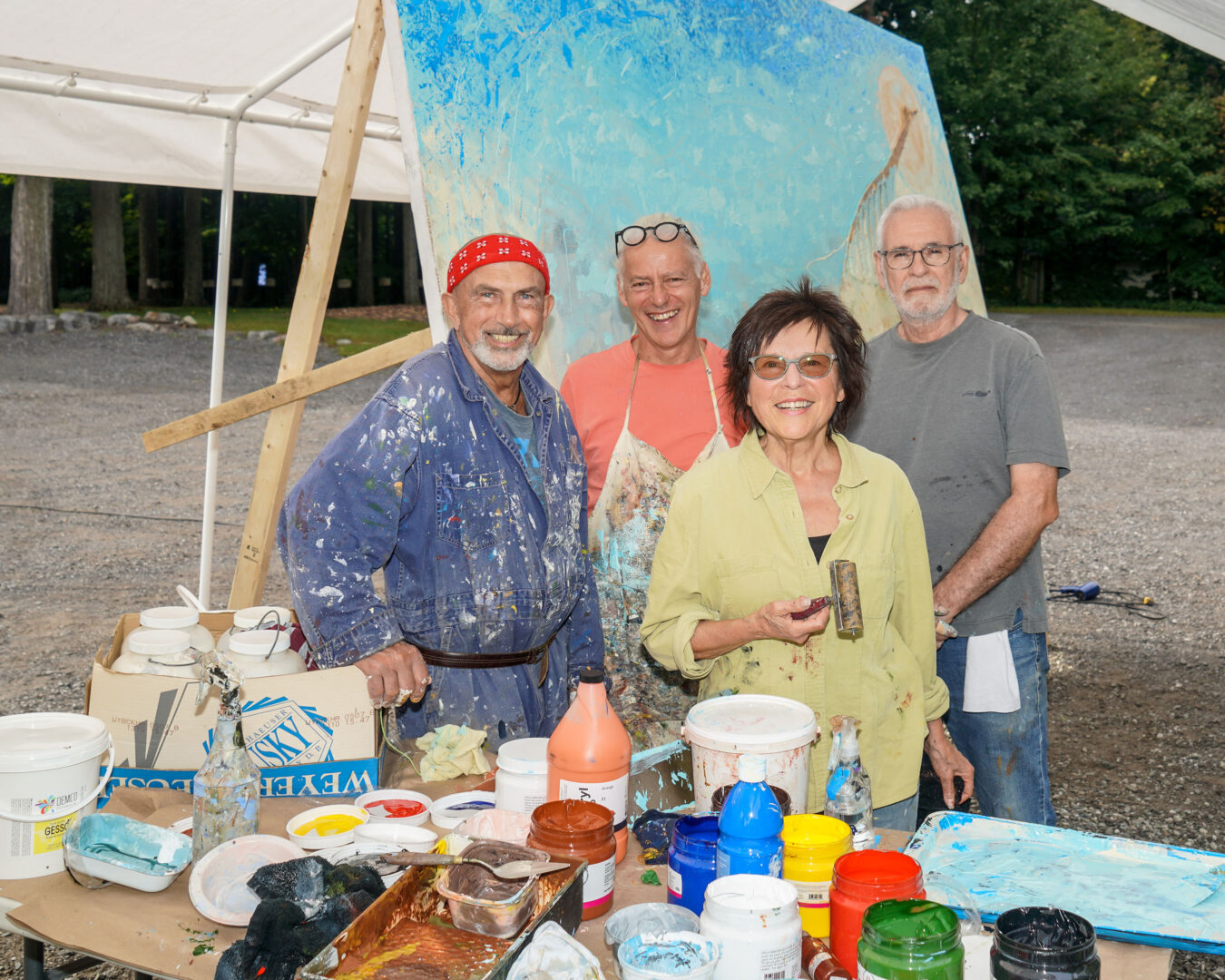 Les artistes André Michel, François Perras, Tania Lebedeff et Réal Calder ont collaboré en créant devant La Maison autochtone deux œuvres sur des panneaux de 8 x 12 pi sur le thème L'esprit des outardes, à l'occasion des Journées de la culture. Les panneaux ont ensuite été inaugurés le 7 octobre, jour de l'anniversaire de Jean-Paul Riopelle.
Photo François Larivière | L'Œil Régional ©
